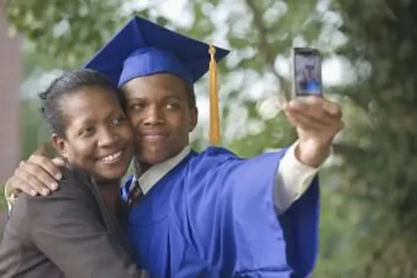 Adolescente laureando con la madre