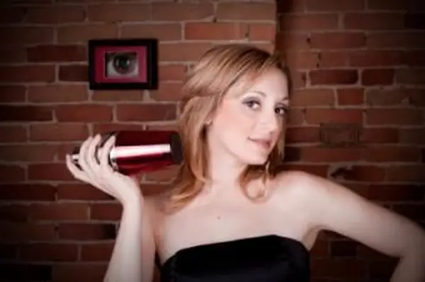 ミステリーカクテルを混ぜるパーティー参加者