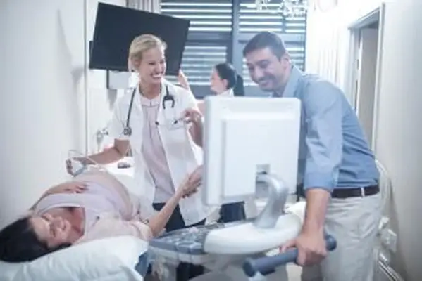 רופא שנותן אולטרסאונד לאישה בהריון