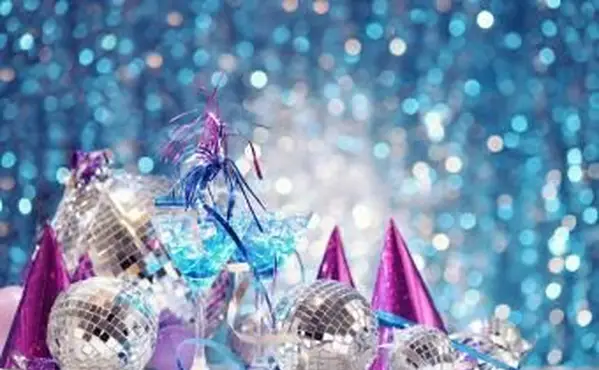 קישוטי מסיבה עם כדורי דיסקו