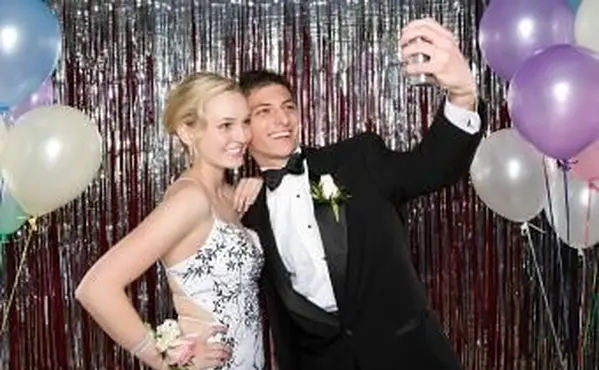 זוג מתייצב מול סטרימרים