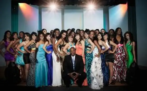 בנות שמתייצבות תחת אורות ספוט