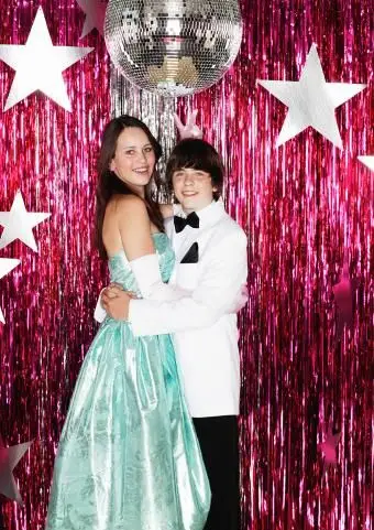 זוג מתייצב עם קישוטי כוכבים