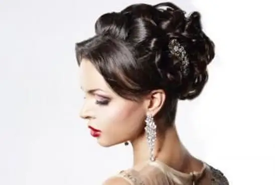 menina com lindos brincos