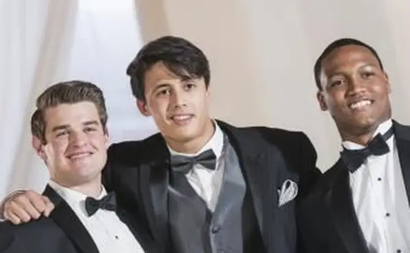 caras vestindo smokings