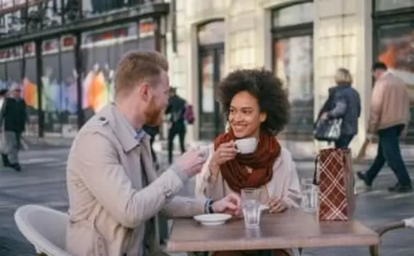 부부는 커피를 마시고