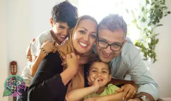 테이블에 앉아 행복한 가족의 초상화