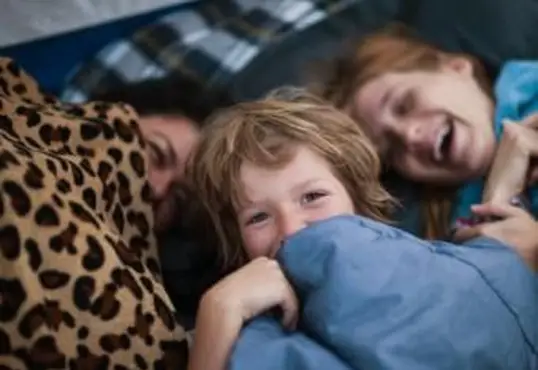 אמא וילדים באוהל