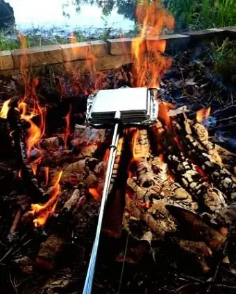 בישול אוכל מעל מדורה