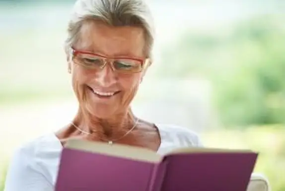 femme aînée, rire, livre