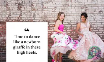 Deux adolescentes dansant ensemble en plein air