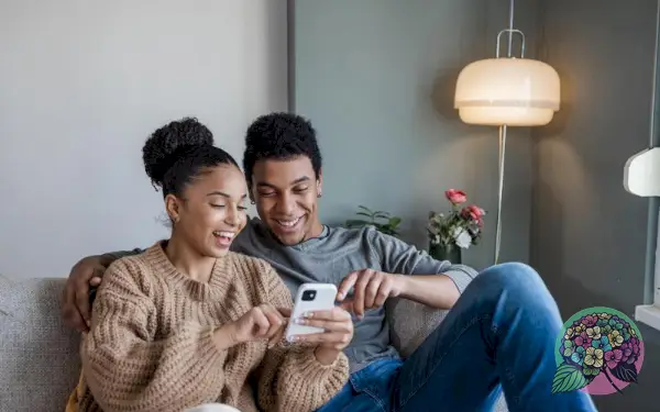 Casal aproveitando o fim de semana em casa