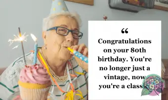 Mujer mayor en casa celebrando su cumpleaños