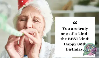 Feliz señora mayor en la fiesta