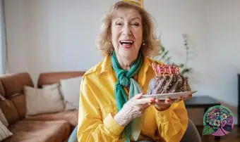 Hombres disfrutando de una fiesta de cumpleaños en casa