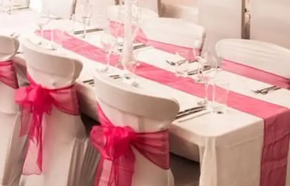 Tischläufer in der Länge der Tischdecke