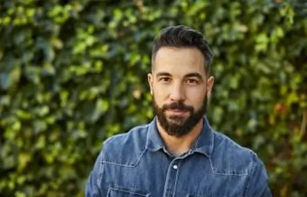 ハンサムなヒスパニック系男性