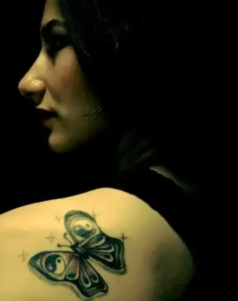 Tatuagem de borboleta com símbolos ying yang