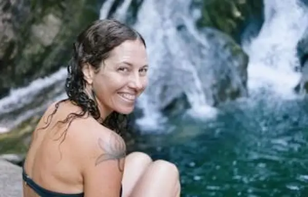 קעקוע לוטוס על הכתף