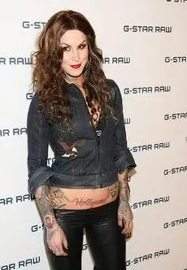 Tatuaggio hollywoodiano sull'addome