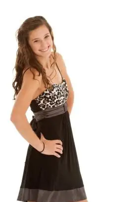 Dospievajúce dievča v jednoduchých poloformálnych šatách