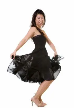 dievča v poloformálnych šatách s dĺžkou po kolená