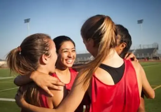 Membros da equipe comemorando