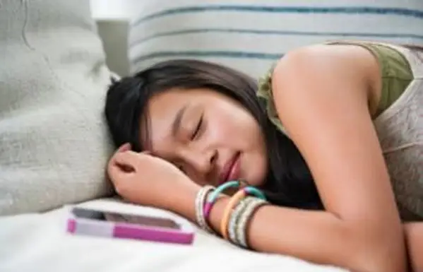 Adolescente dormindo no sofá