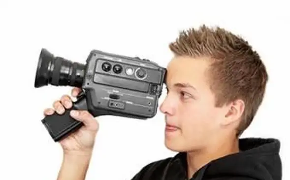 Adolescente haciendo una pelicula