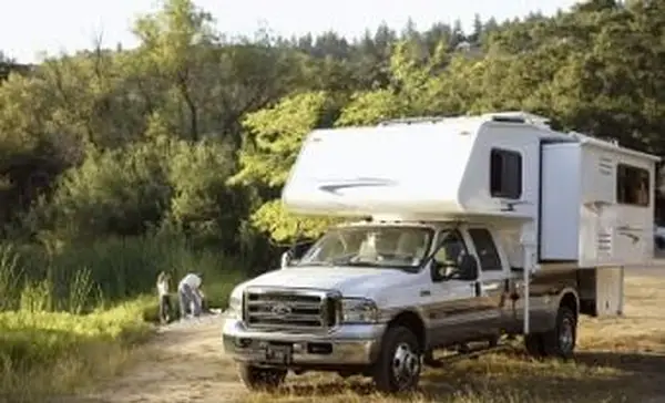 スライドアウト付きトラックキャンピングカー