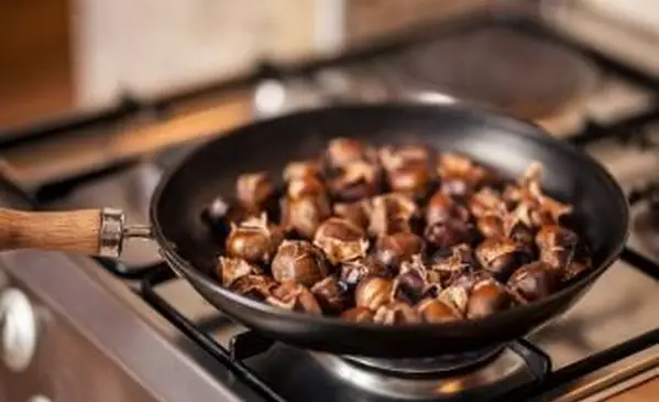 צליית ערמונים במחבת