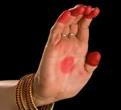 インド舞踊のサルパシラ・ハスタバラタ・ナティヤム