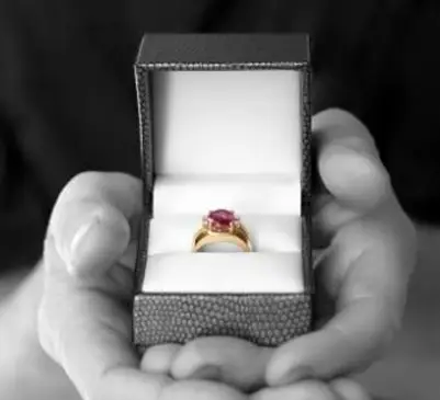 상자에 약혼 반지