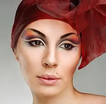 Donna con trucco di fantasia