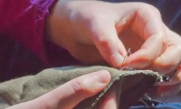 수작업으로 안감 수리