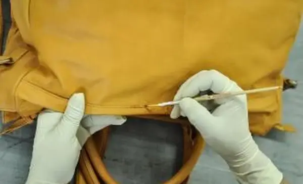 가죽 가방 터치 업 컬러링