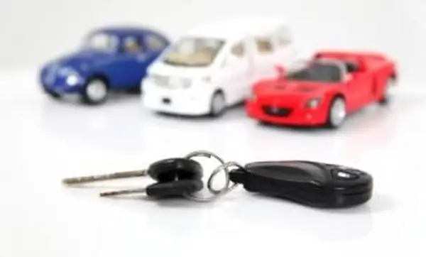 Samochodowe_klucze_z_samochodami.webp