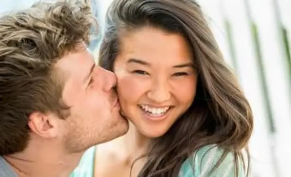 Uomo che bacia la guancia della fidanzata