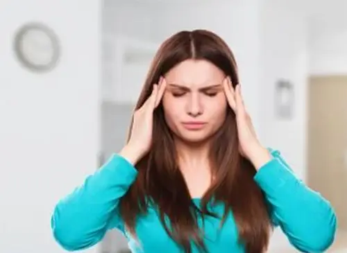 Žena s bolesťami hlavy
