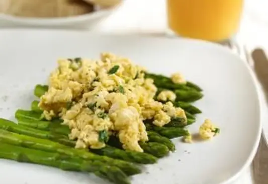 Uova strapazzate con asparagi