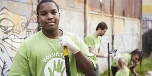 מתנדבים שאוספים המלטה