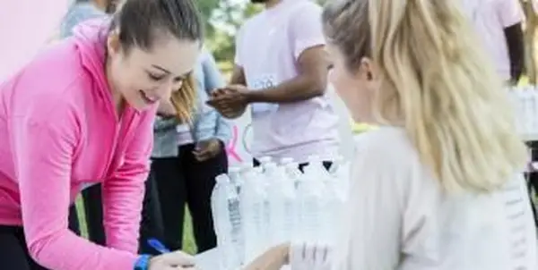 אישה נרשמת להפעלת צדקה