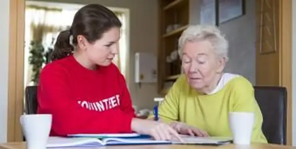 מתנדב המסייע לאישה בכירה בניירת