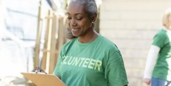 אישה בוגרת מתנדבת עם הלוח