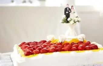 フルーツトッピングウエディングケーキ