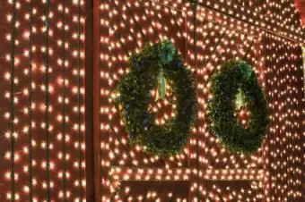 Stodoła udekorowana na wiejskie wesele bożonarodzeniowe