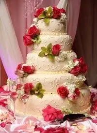 Pastel de bodas romántico de San Valentín con rosas