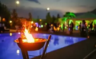 Tocha acesa na piscina do luau à noite