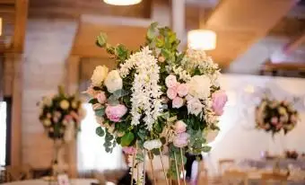 Dekoracja ślubna z różami i piwoniami