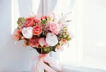 bukiet piwonii i róż ze wstążką